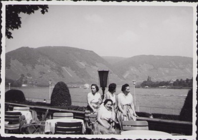 Vier zussen aan de schone Rijn vacantie 1958