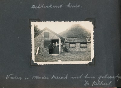 Album Texel 6 - 13 juli 1935 Achterkant huis. Vader en Moeder naam? met hun gedienstige De Kikkert