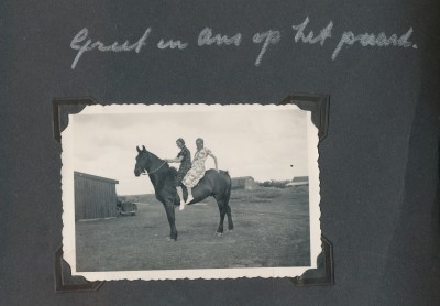 Album Texel. Greet en Ans op het paard. 6 - 13 juli 1935